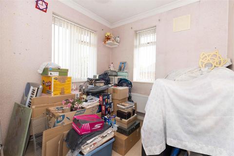 16 Wavertree Road, Goring By Sea, Worthing, BN12 6DE