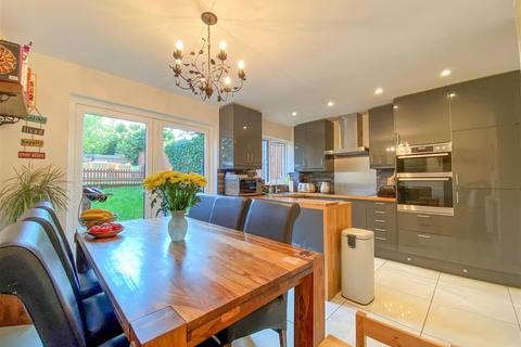 16 Richards Close, Bushey, WD23 4JB