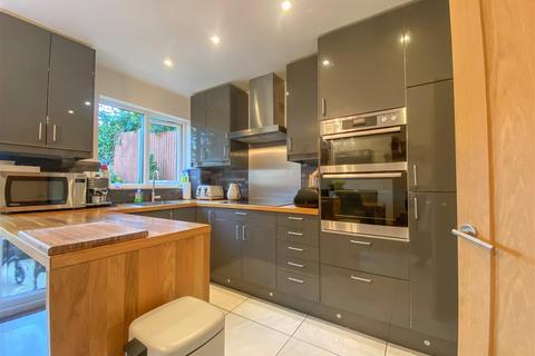 16 Richards Close, Bushey, WD23 4JB