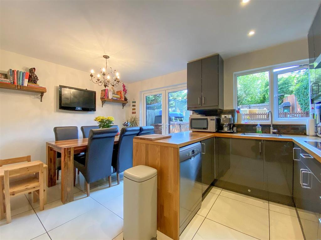 Kitchen 2.jpg