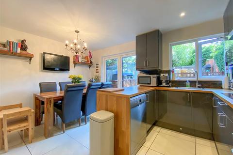 16 Richards Close, Bushey, WD23 4JB