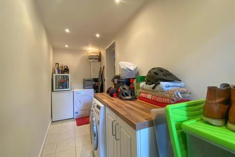 16 Richards Close, Bushey, WD23 4JB