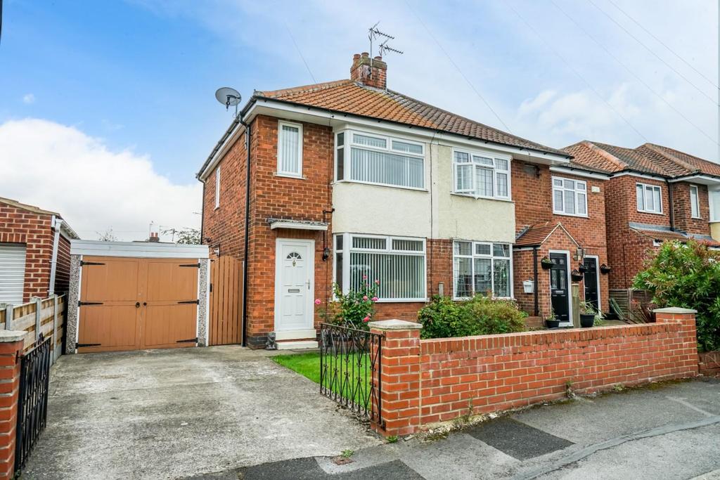 Lawnswood Drive, Rawcliffe, York 2 bed semidetached house £260,000