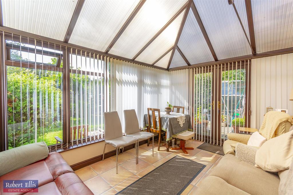 Bramcote Lane, Chilwell, Nottingham 3 bed house £225,000