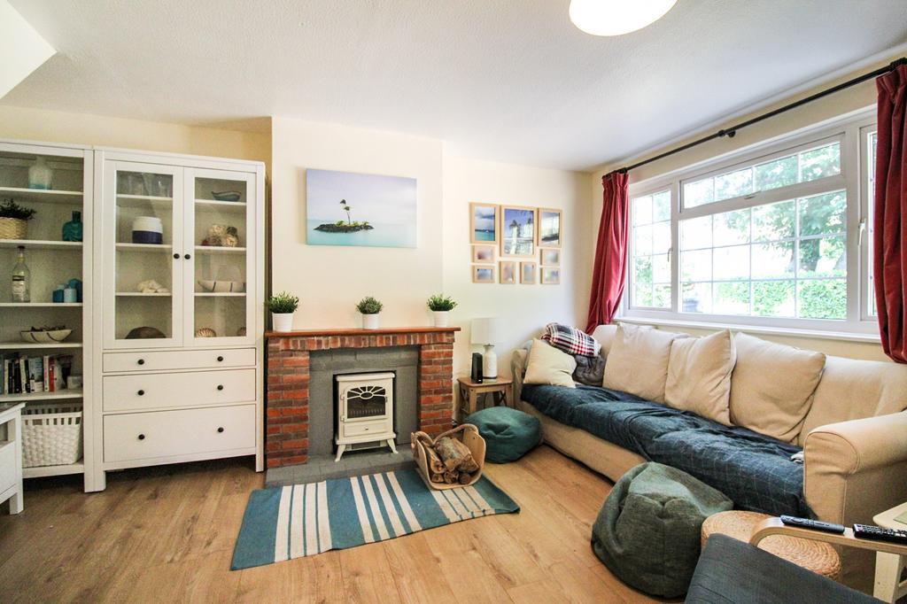 Albert Road, Farnborough, GU14 2 bed semidetached house £1,600 pcm