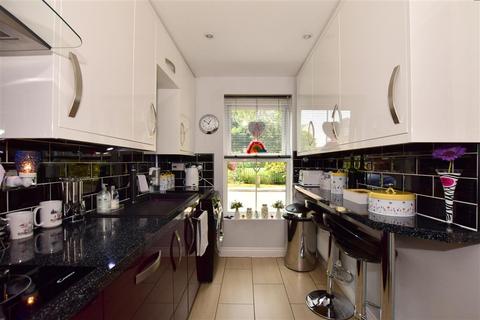 5 Bell Close, Laindon, Basildon, SS15 5NG