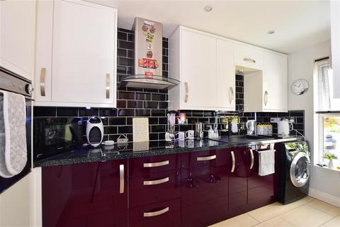 5 Bell Close, Laindon, Basildon, SS15 5NG