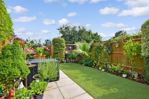 5 Bell Close, Laindon, Basildon, SS15 5NG