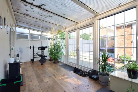 3 Papworth Close, Folkestone, CT19 5LZ