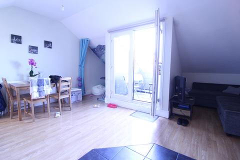 3 bedroom flat to rent - Hoe Street, London, E17 4SA