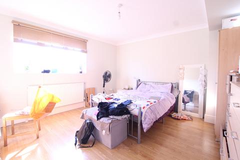 3 bedroom flat to rent - Hoe Street, London, E17 4SA