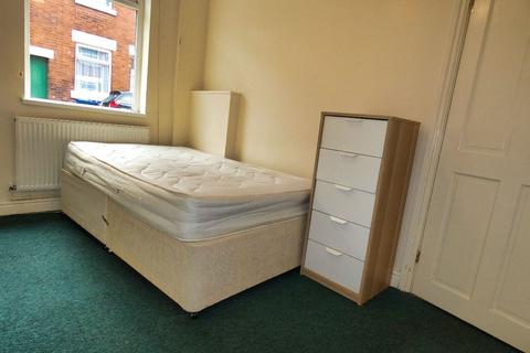 4 bedroom house share to rent - Heath Street, Newcastle-under-Lyme, ST52BU