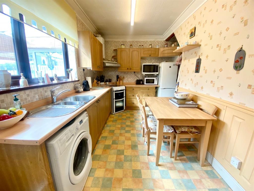 Greenhead Lane, Chapeltown, Sheffield, S35 2TN 2 bed end of terrace