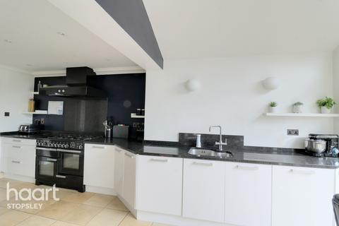 5 Warminster Close, Luton, LU2 8UJ