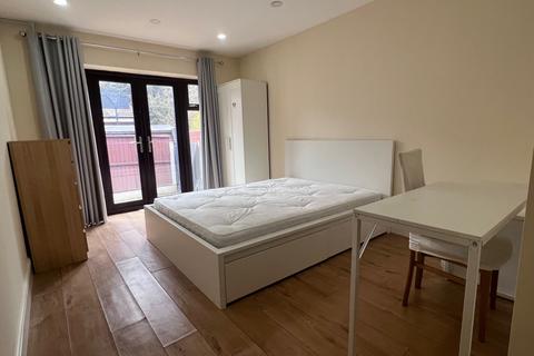 6 bedroom house share to rent, Bills & wifi Included Double Room for One Person in Goodmayes, IG3