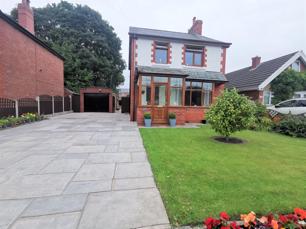 Hall Lane, Leyland PR25 3 bed detached house £315,000