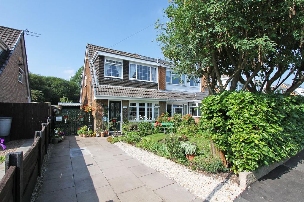 Lincoln Drive, AshtoninMakerfield... 3 bed semidetached house £160,000