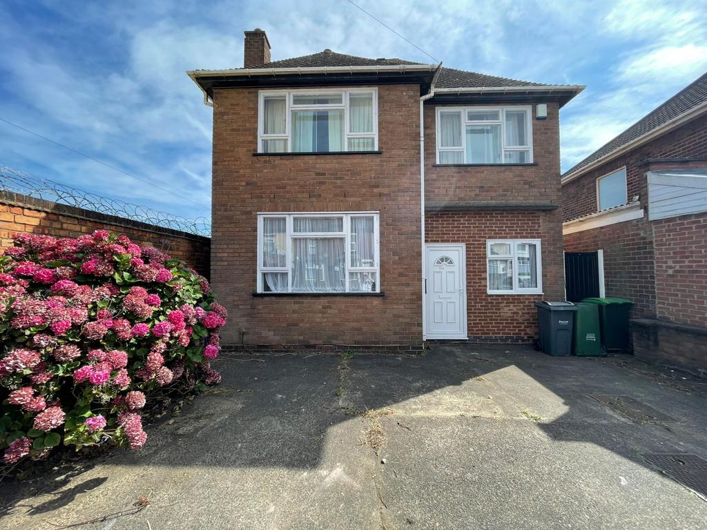 Birchfield Lane, Oldbury, B69 5 bed detached house £1,250 pcm (£288 pw)