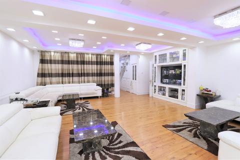 22 Old Orchard Close, Uxbridge, UB8 3LH