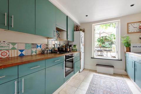 27 Sutherland Square, London, SE17 3EQ