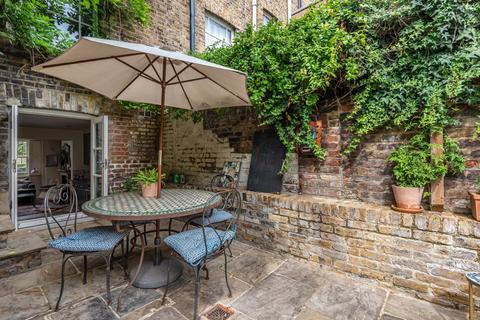 27 Sutherland Square, London, SE17 3EQ