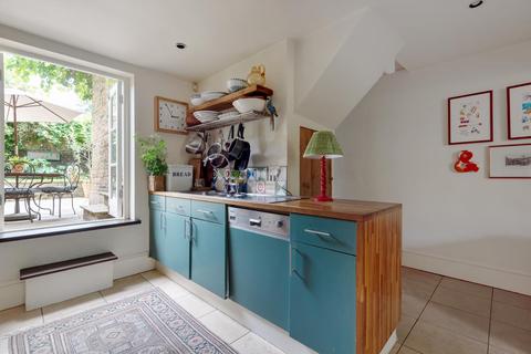 27 Sutherland Square, London, SE17 3EQ