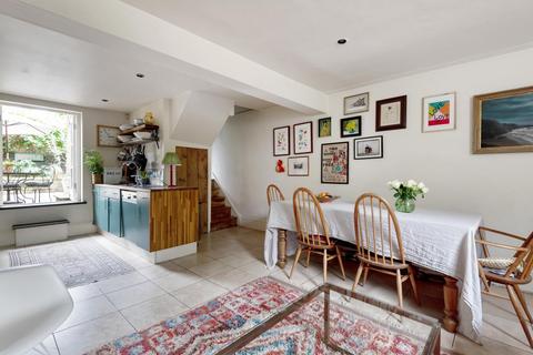 27 Sutherland Square, London, SE17 3EQ