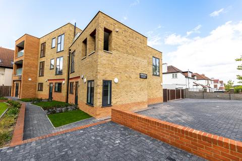 3 bedroom property for sale, Queens Walk, London NW9