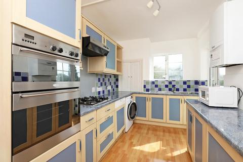 2 bedroom apartment to rent, Chertsey Road, Twickenham