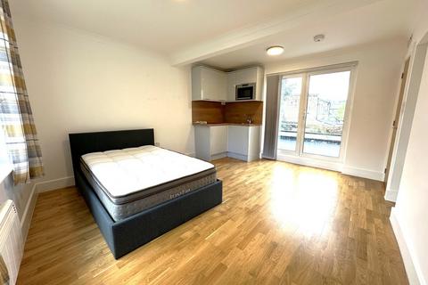 Studio to rent, Antrobus Road, Chiswick, London