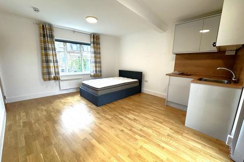 Studio to rent, Antrobus Road, Chiswick, London