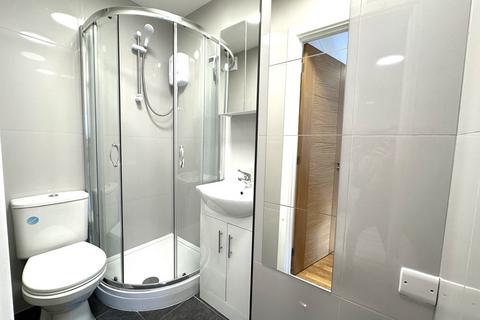 Studio to rent, Antrobus Road, Chiswick, London