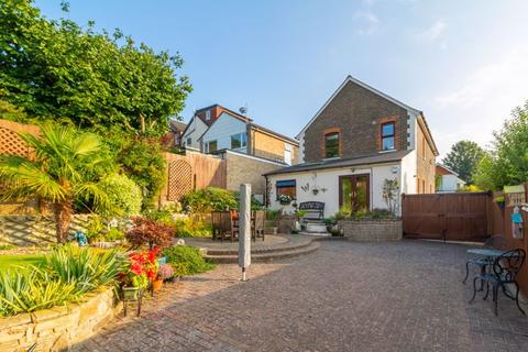 6 Highfield Road, Caterham, CR3 6QX