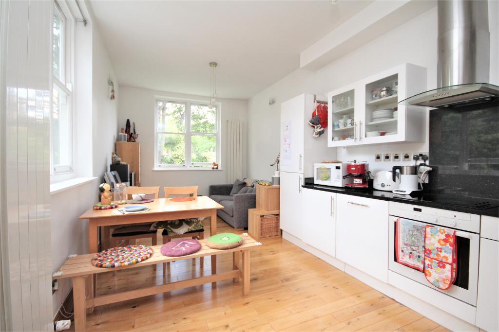 Ferncroft Avenue, Hampstead, London, NW3 7PG 2 bed flat £2,318 pcm (£