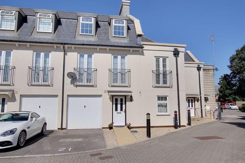 Strattons Court, Melksham 4 bed terraced house to rent £1,400 pcm (£