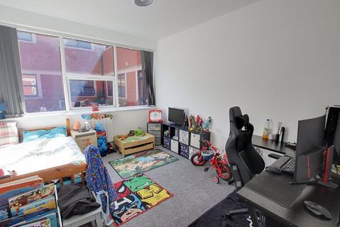 2 bedroom apartment to rent, The Pavillions, Trowbridge