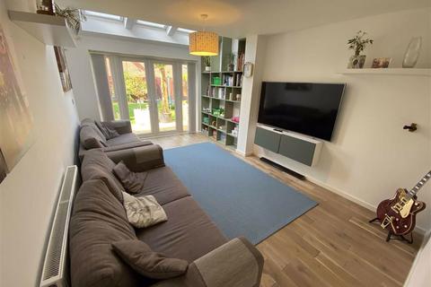 7 Neptune Close, Salford, M7 1AX