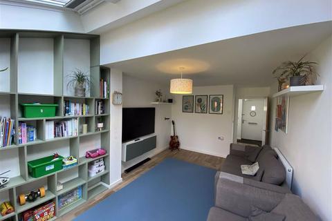 7 Neptune Close, Salford, M7 1AX