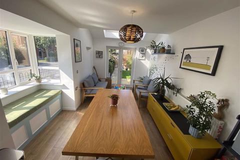 7 Neptune Close, Salford, M7 1AX