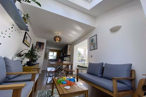 7 Neptune Close, Salford, M7 1AX