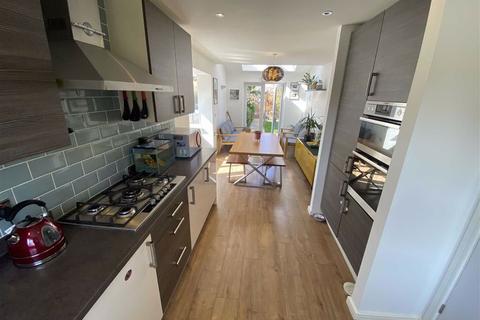 7 Neptune Close, Salford, M7 1AX
