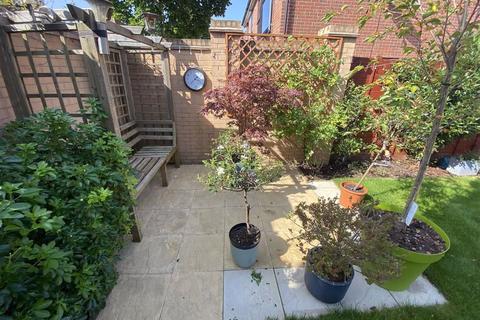 7 Neptune Close, Salford, M7 1AX
