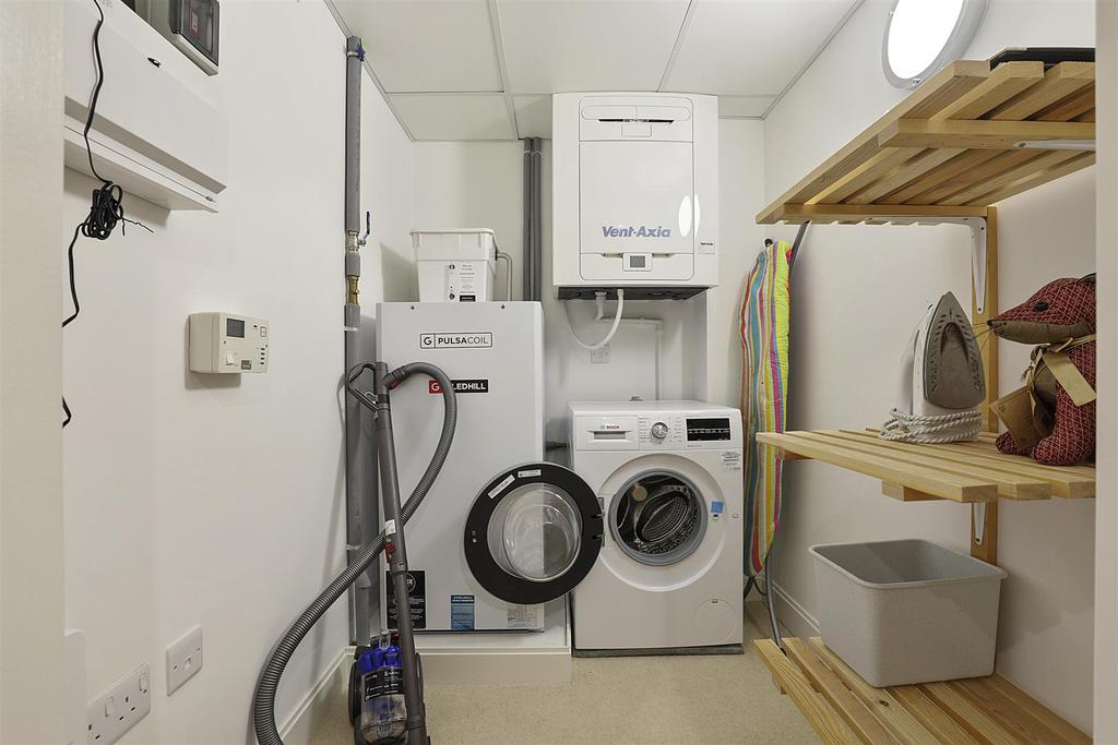 Storage - airing cupboard.JPG