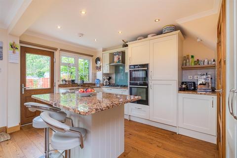 16 The Oval, Wood Street Village, Guildford, GU3 3DH