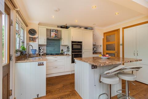 16 The Oval, Wood Street Village, Guildford, GU3 3DH