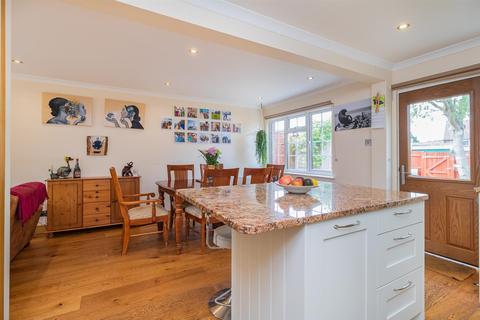 16 The Oval, Wood Street Village, Guildford, GU3 3DH