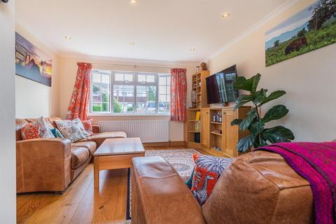 16 The Oval, Wood Street Village, Guildford, GU3 3DH