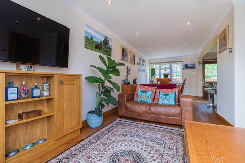 16 The Oval, Wood Street Village, Guildford, GU3 3DH