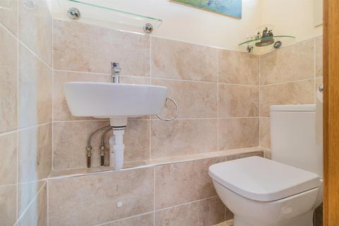 16 The Oval, Wood Street Village, Guildford, GU3 3DH