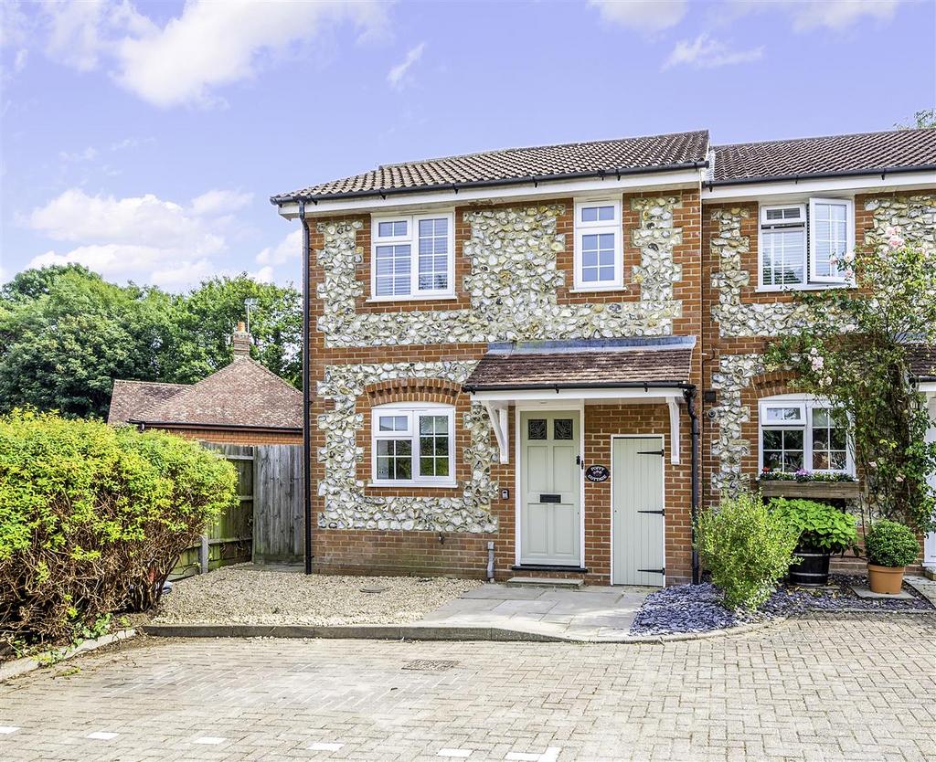 Willowbank Gardens, Tadworth 3 bed end of terrace house £2,000 pcm (£462 pw)